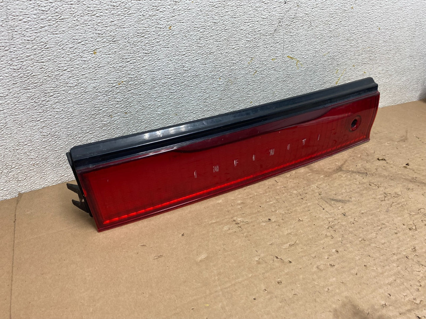 1993 to 1994 Infiniti J30 Rear Center Trunk LID Tail Light OEM O9308 DG2