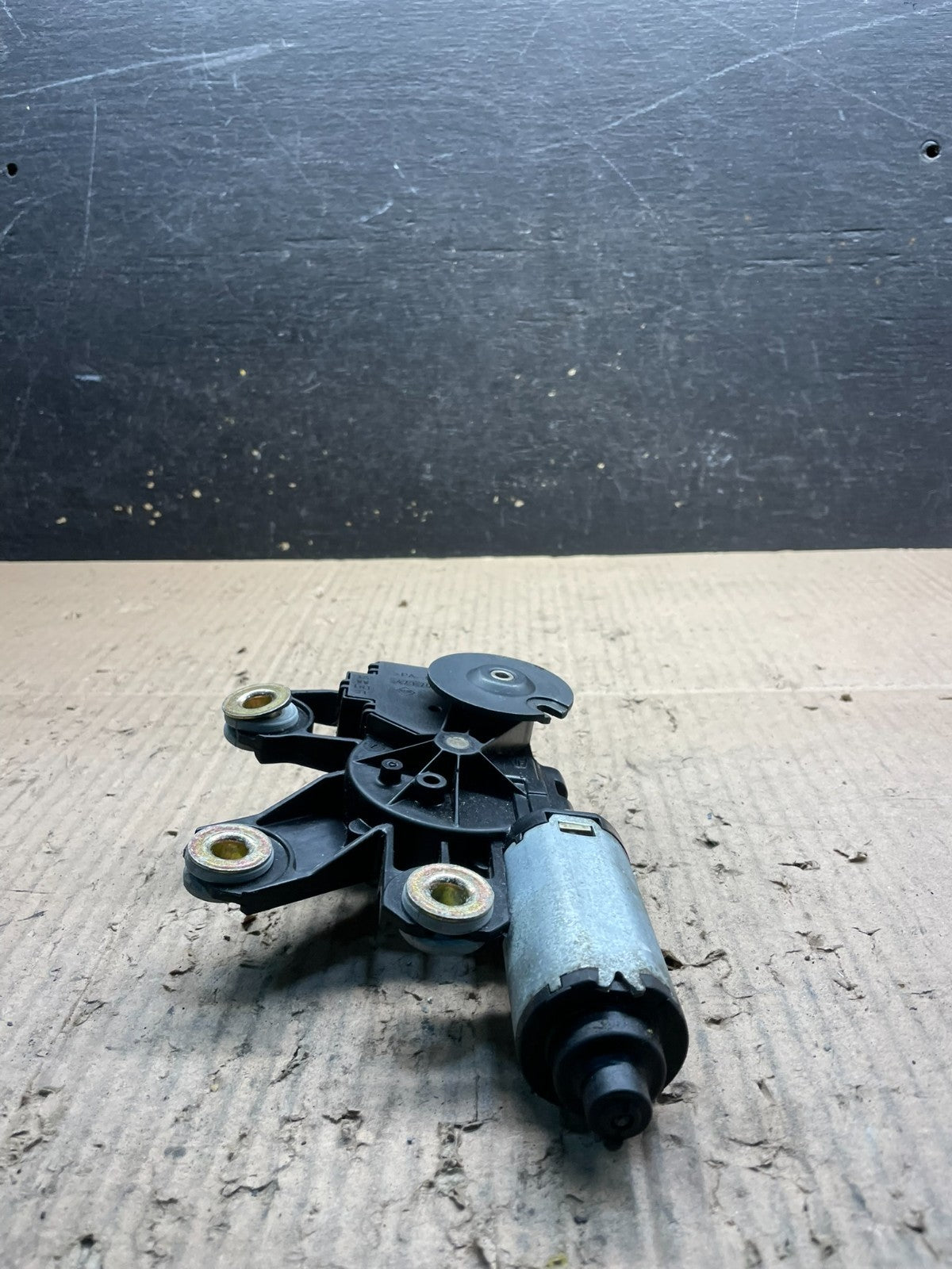 2004 to 2007 Volkswagen Touareg Rear Windshield Wiper Motor V5261 DG4