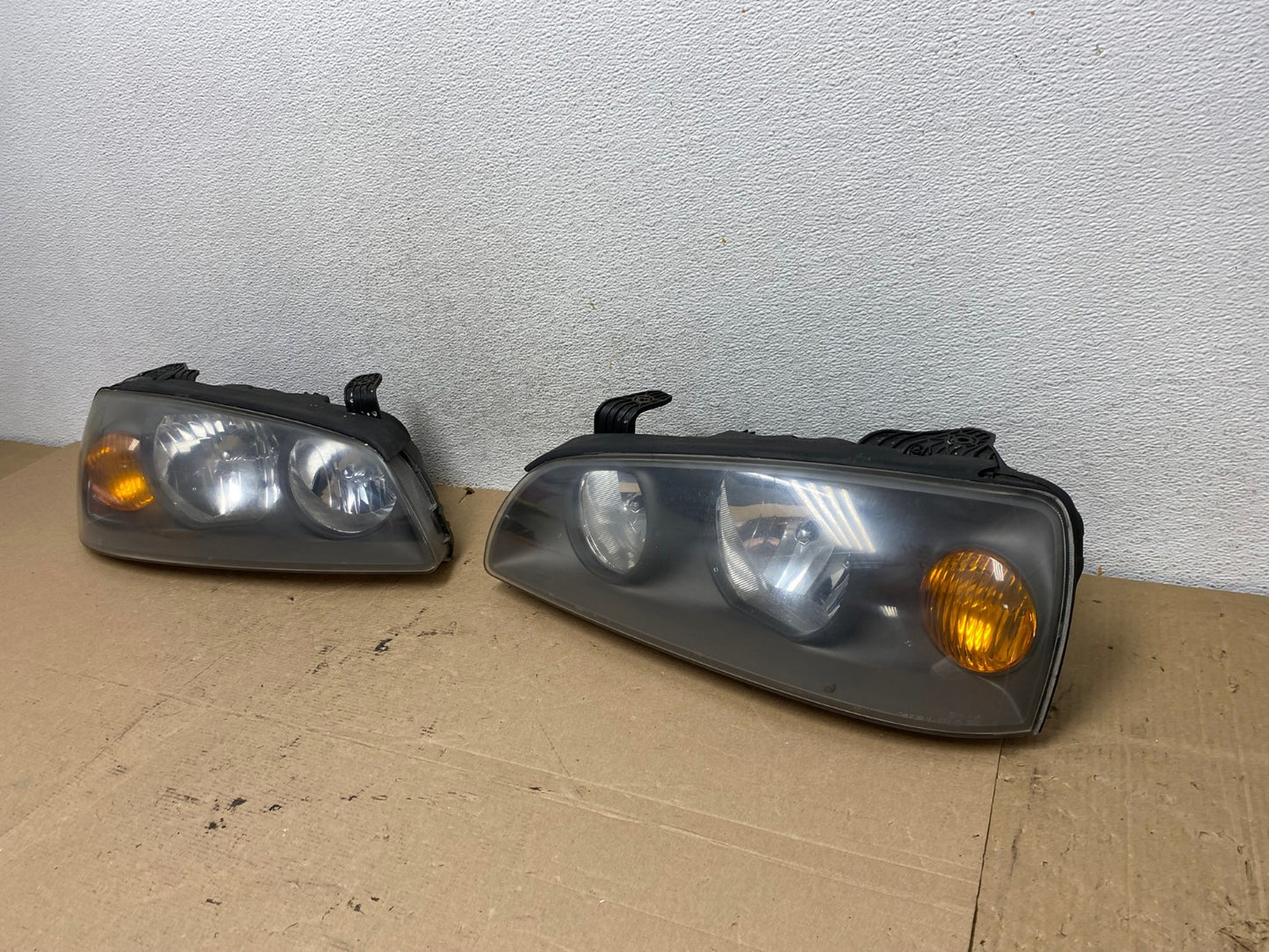 2004 to 2006 Hyundai Elantra Left+Right Set Halogen Headlights AF4580 LK1