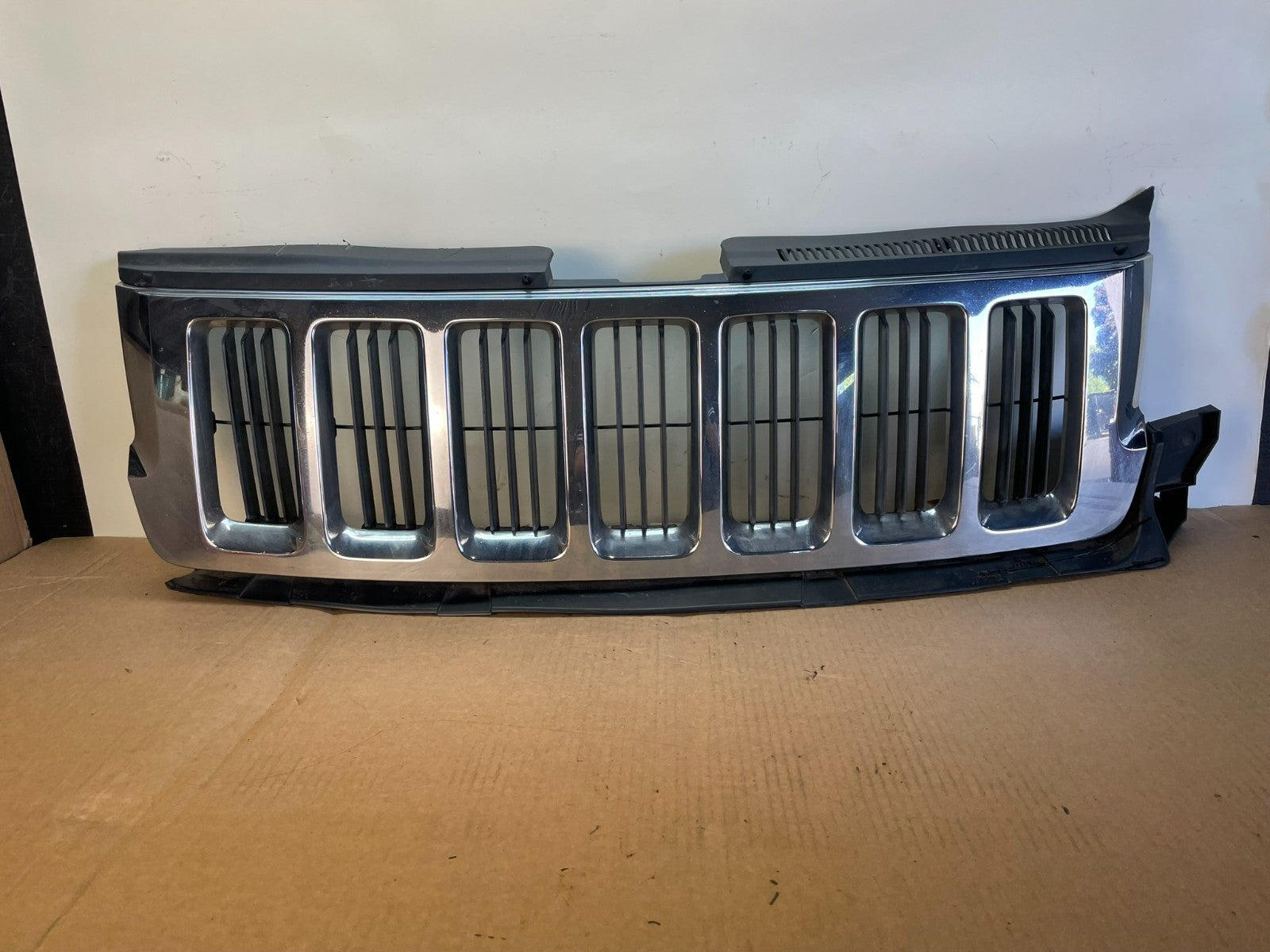 2011 to 2013 Jeep Grand Cherokee Front Upper Grill Grille AG3110 DG0