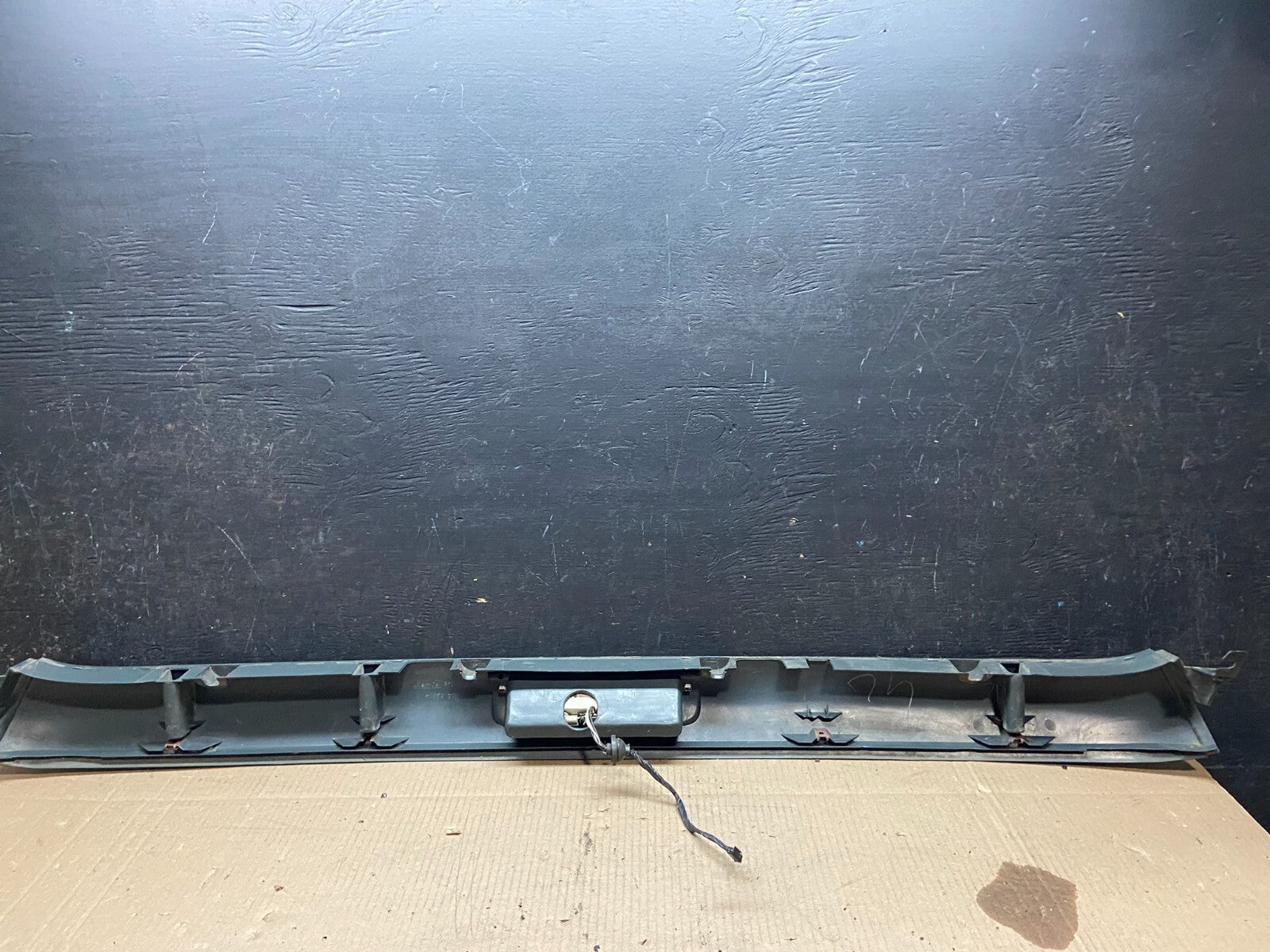 1996 to 2002 Chevrolet Express 3rd Third Brake Light Trim Spoiler i7505 DG4