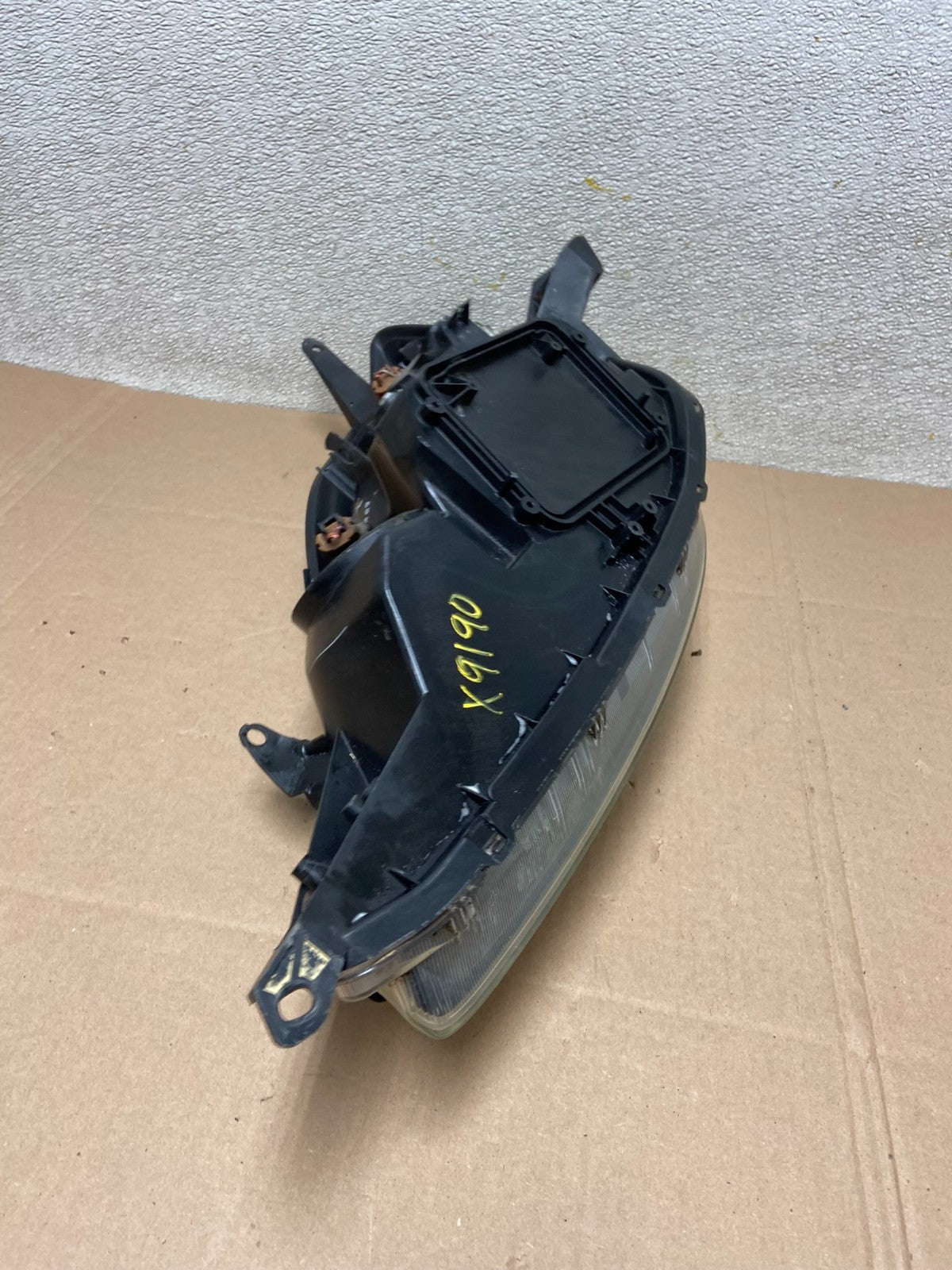 2004-2005 Toyota Sienna Right Passenger Halogen Headlight OEM X9190 DW10