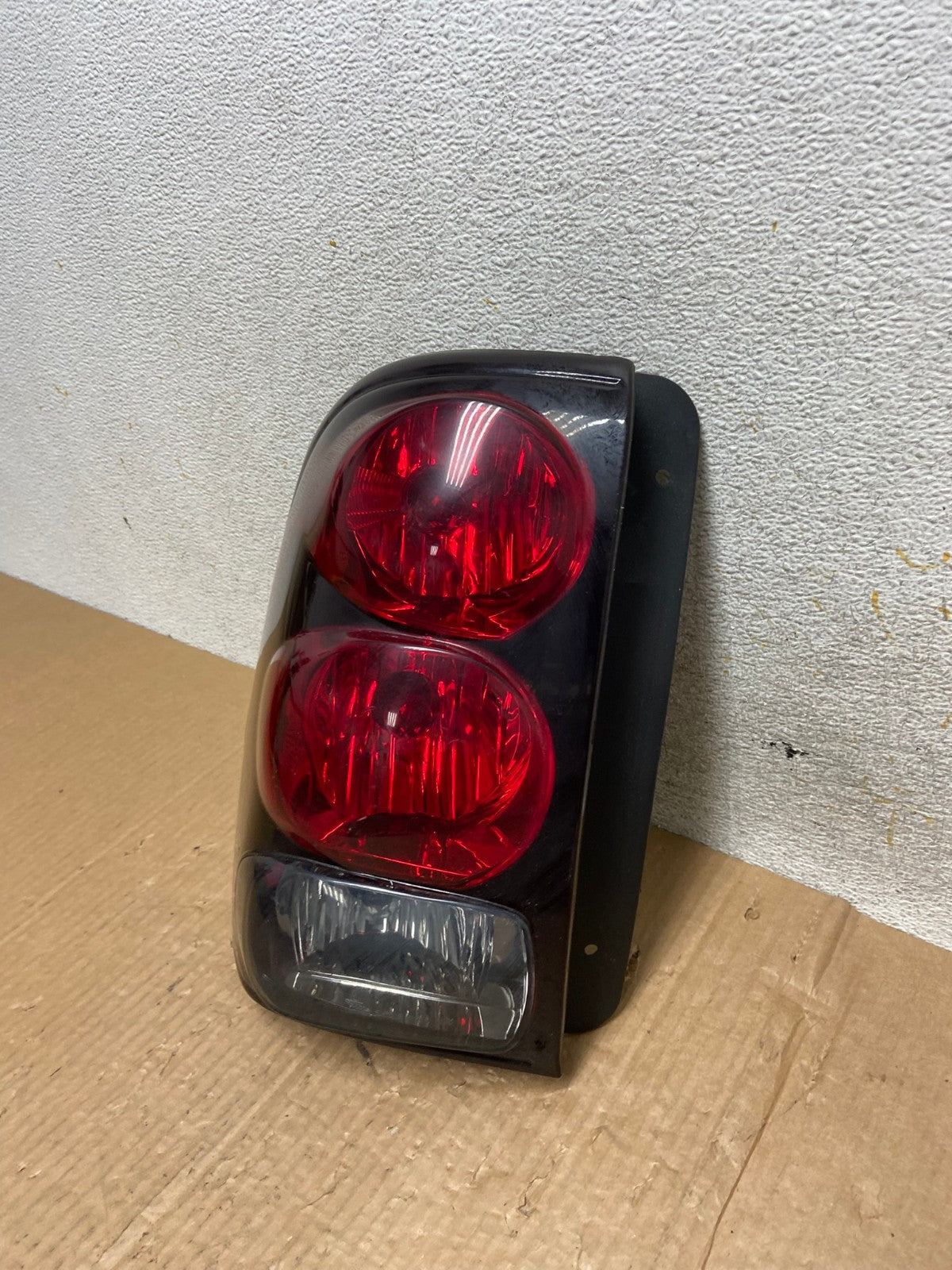 2002 to 2009 Chevrolet Trailblazer Left Driver LH Side Tail Light AI6597 LK1