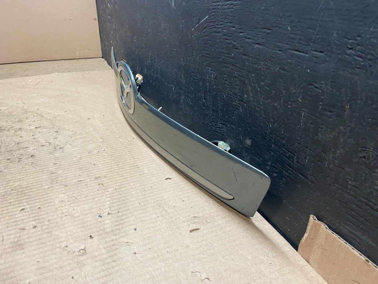 2007 to 2009 Mazda CX-9 Trunk Lid Garnish Panel Molding Trim Backup Camera E41031