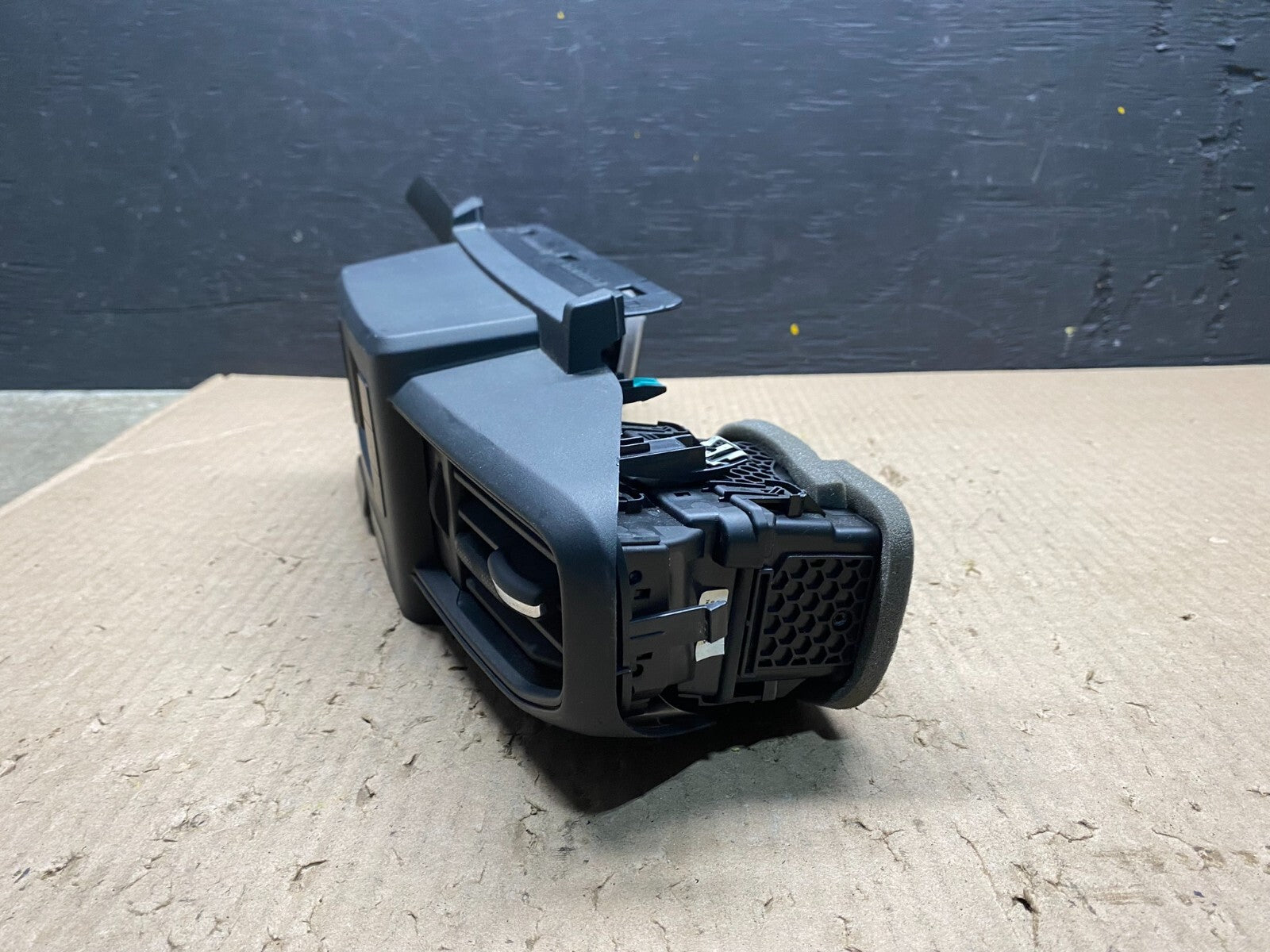 2020 to 2023 Ford  Explorer Console Radio Display Screen Air Vents F5214 DG1 Oem2