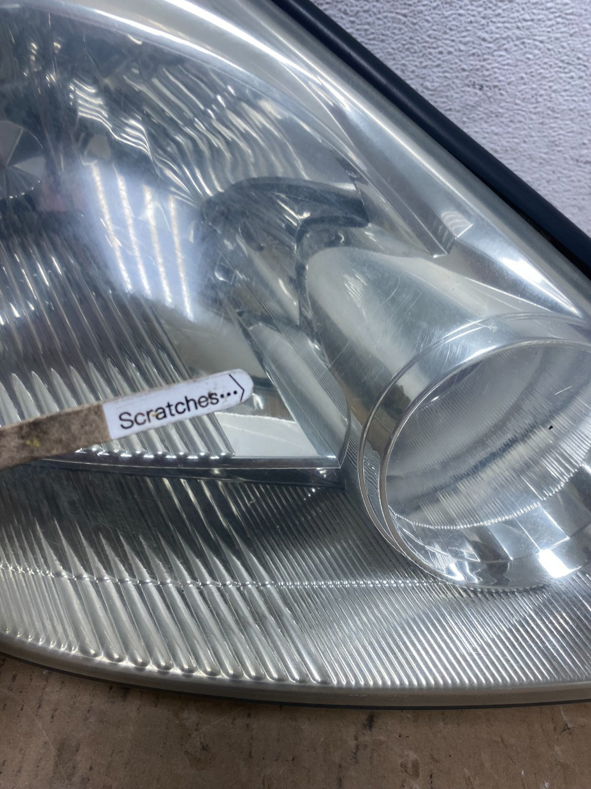 2004-2005 Toyota Sienna Right Passenger Halogen Headlight AD8011 DW3