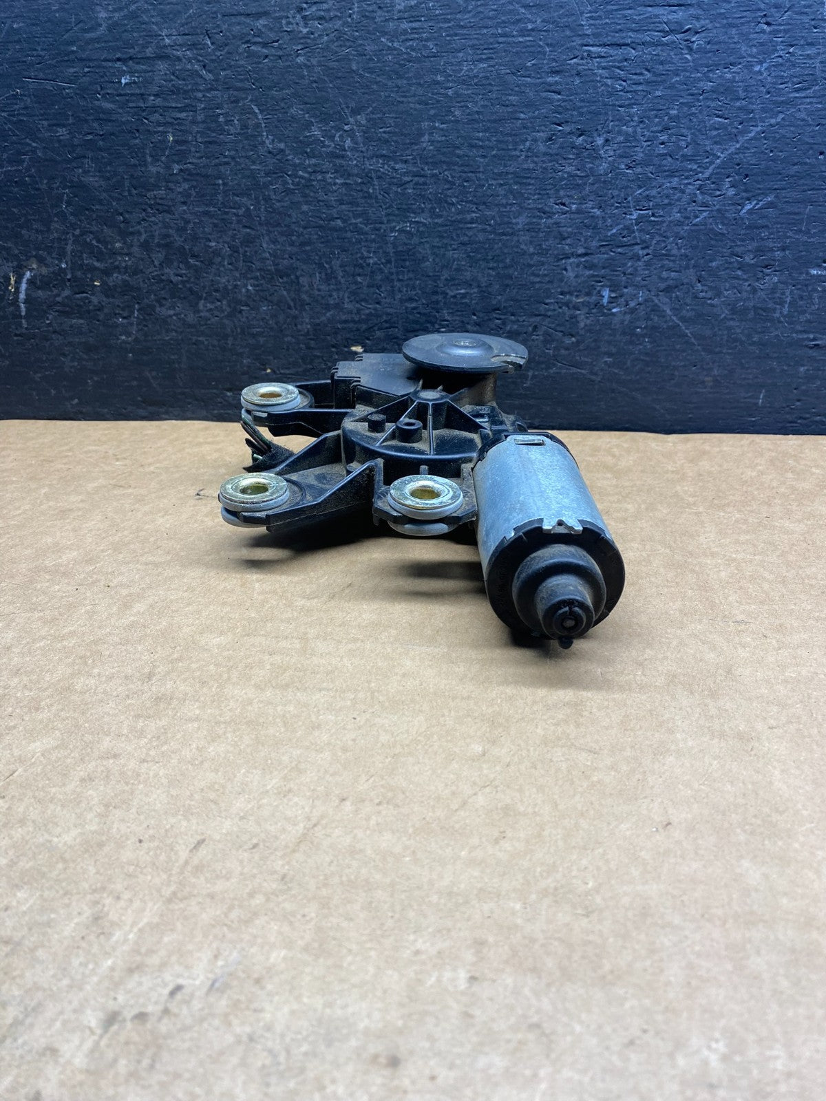 2004 to 2007 Volkswagen Touareg Rear Windshield Wiper Motor ad7503 DG2
