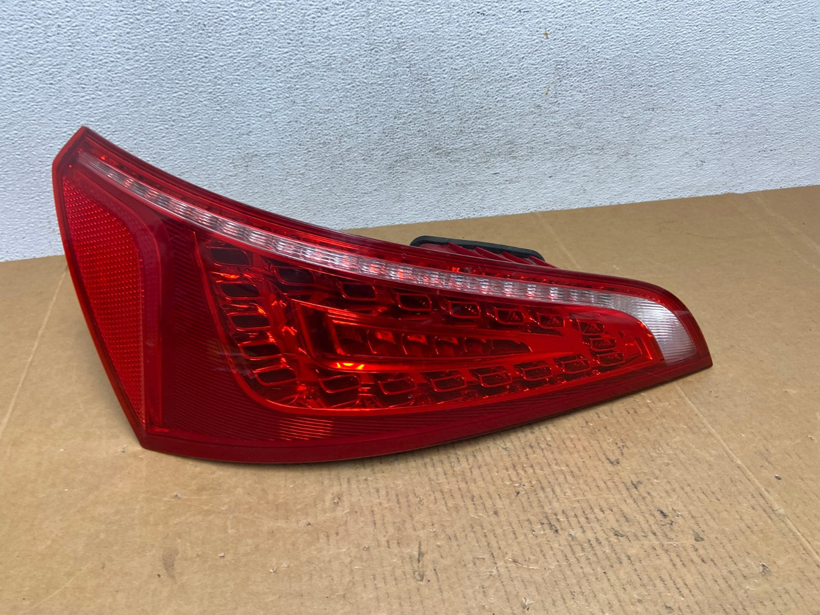 2009 to 2012 Audi Q5 Left Driver LH Side Tail light AE0670 LK0