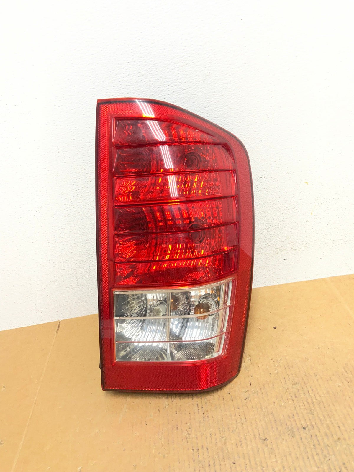 2007 2010 Hyundai Entourage Right Passenger RH Tail Light AE1208 LK0