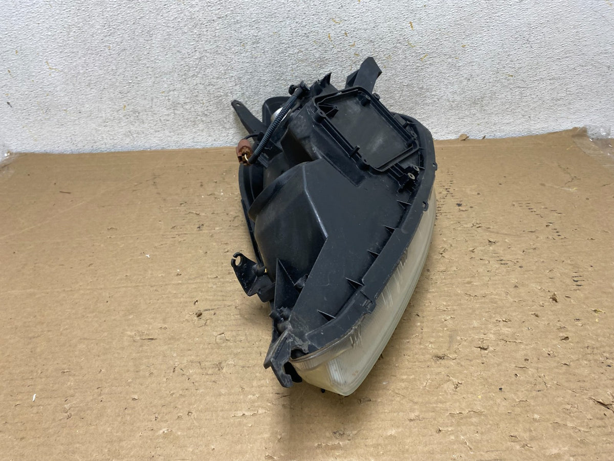 2004-2005 Toyota Sienna Right Passenger Halogen Headlight AH9224 DW8