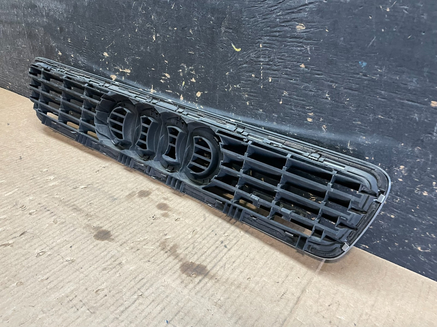 2000 to 2002 Audi A4 Upper Front Grill Grille y9644 DG4