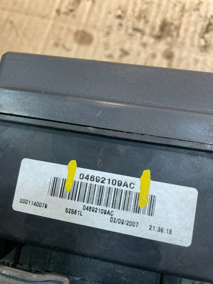 2007 Jeep Grand Cherokee Integrated Power Fuse Box 04692109ac x8355 DG7