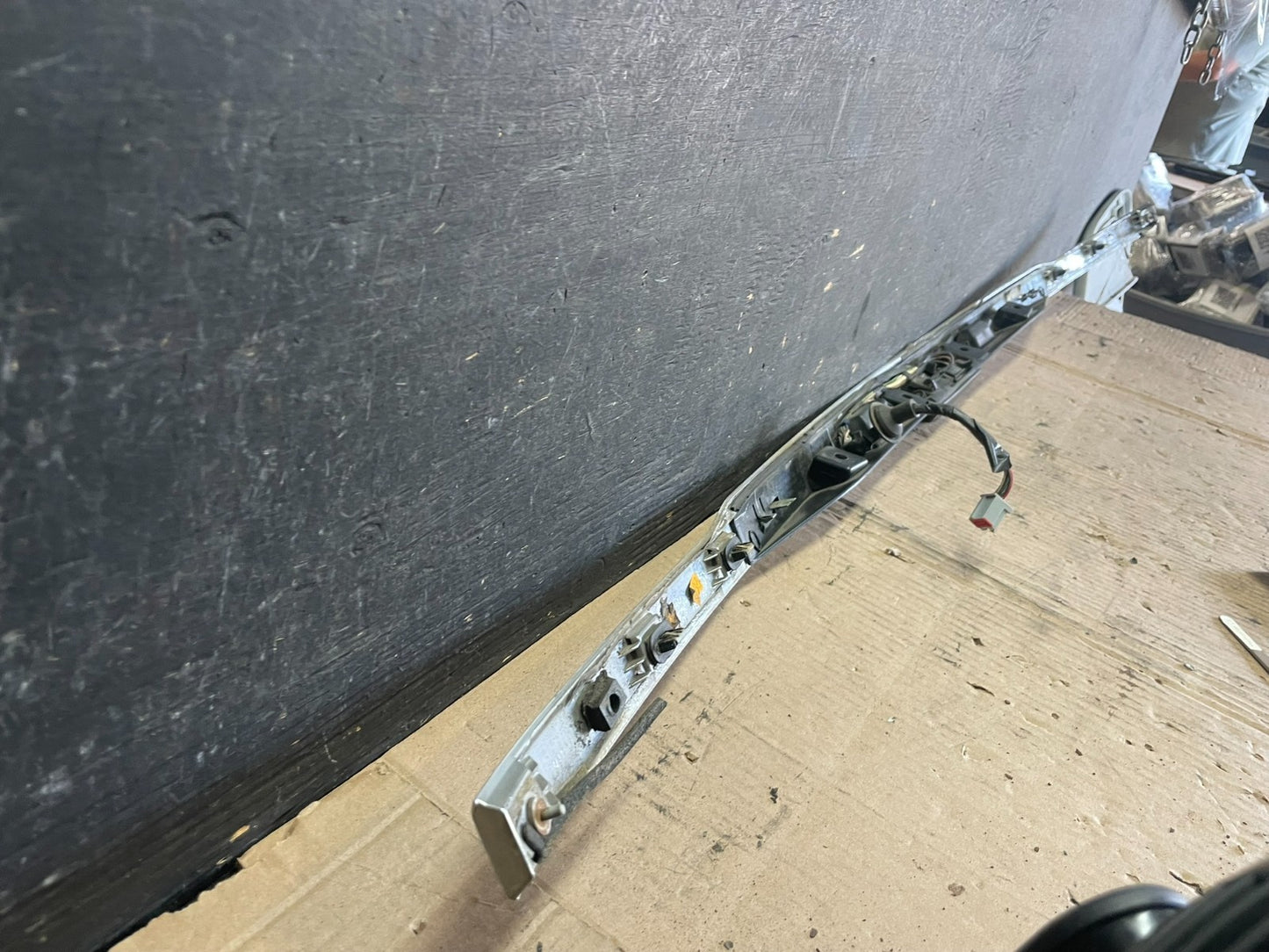 2011 to 2014 Ford Explorer Rear Tailgate Gate Trim Molding With Camera P8432 DG7