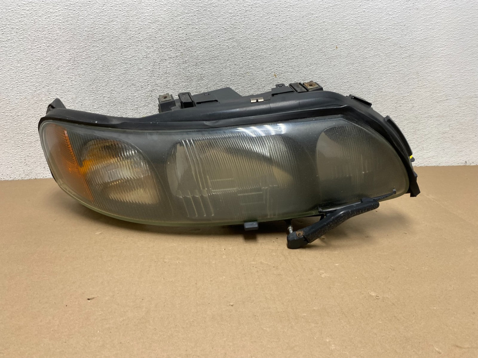 2001 to 2004 Volvo S60 Right Passenger Side Headlight Halogen AG3326 DW0