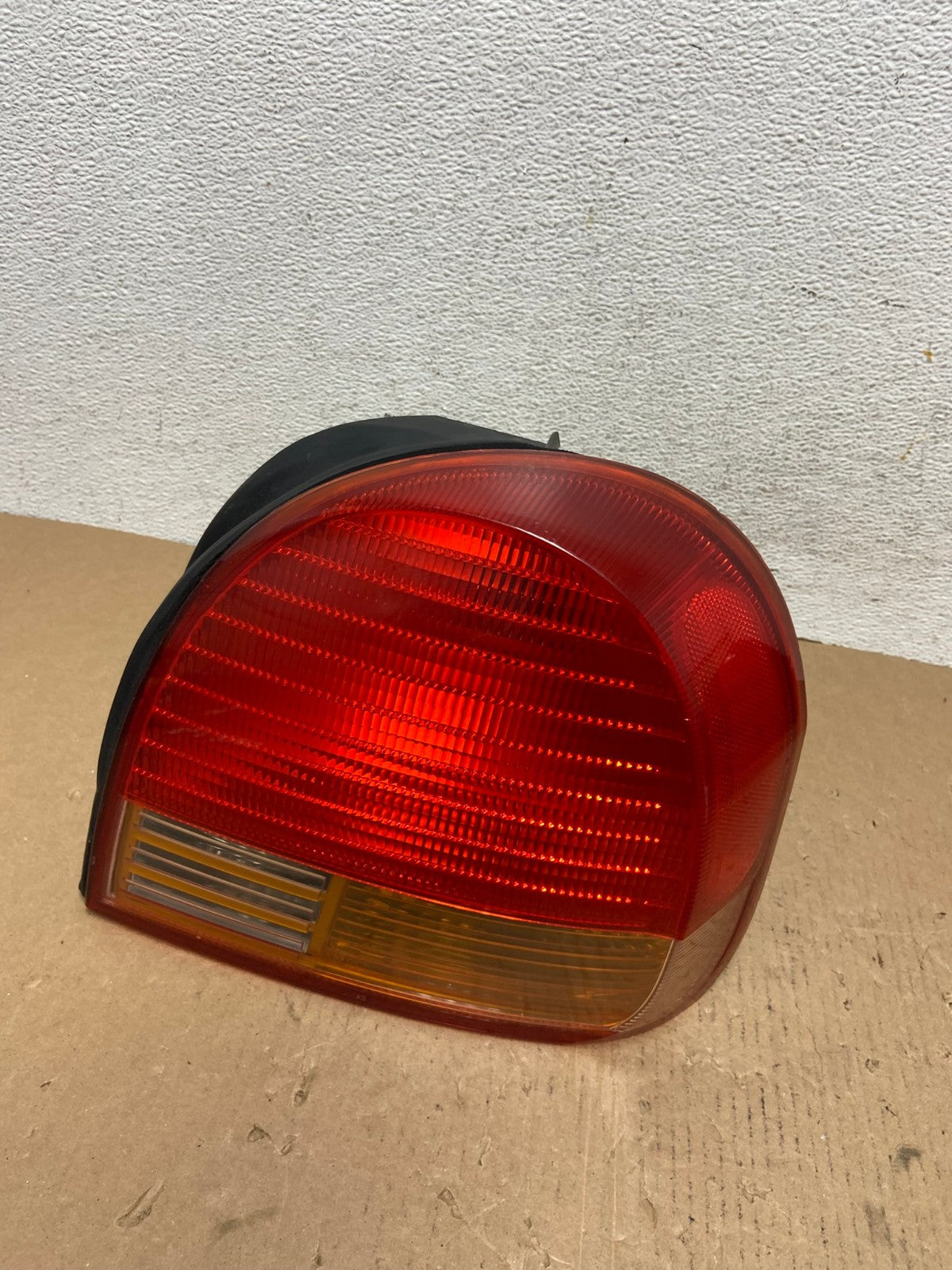 1999 2000 2001 Hyundai Sonata Right Passenger Rh Side Tail Light AD8018 LK0