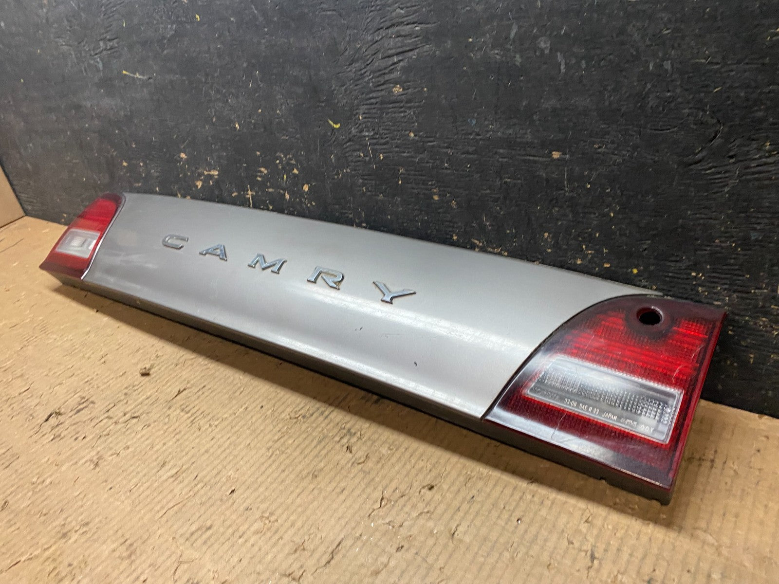 1995 1996 Toyota Camry Center Trunk Rear Tail Light OEM Y6599 DG2