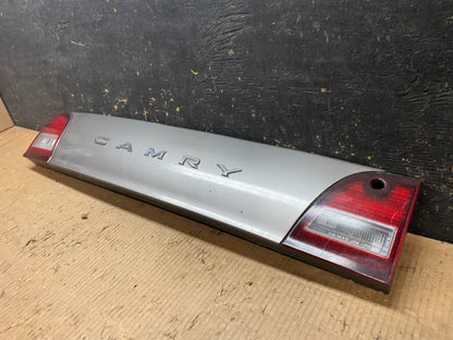 1995 1996 Toyota Camry Center Trunk Rear Tail Light OEM Y6599 DG2