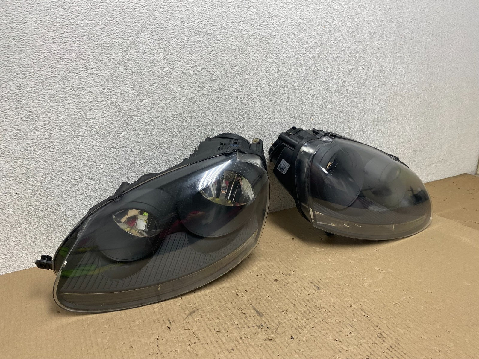2005 to 2010 Volkswagen Jetta Left+Right Side Headlights Halogen AE7135 DW2
