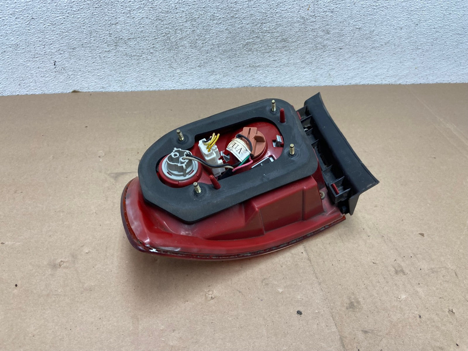 2004 to 2006 Hyundai Elantra Hatchback Left Driver Side Tail Light AG4554 LK4