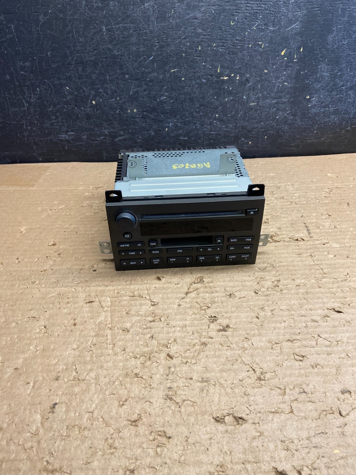 2003 - 2005 Lincoln Town Car AM/FM Radio Tape CD Player AG8703 DG0