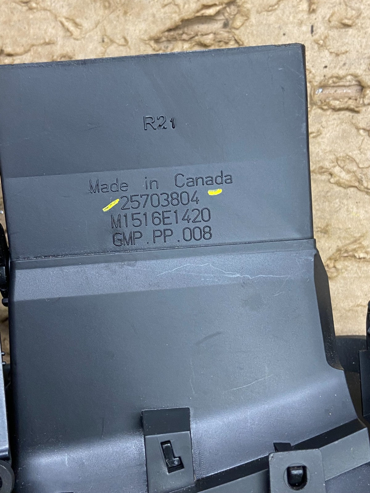 2004 to 2009 Cadillac SRX Front Center Dash A/C Air Vent W3429 DG5