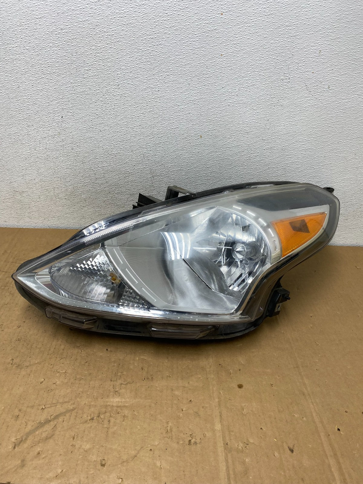 2015 to 2019 Nissan Versa Headlight Left Driver Lh Side AC8634 DW0