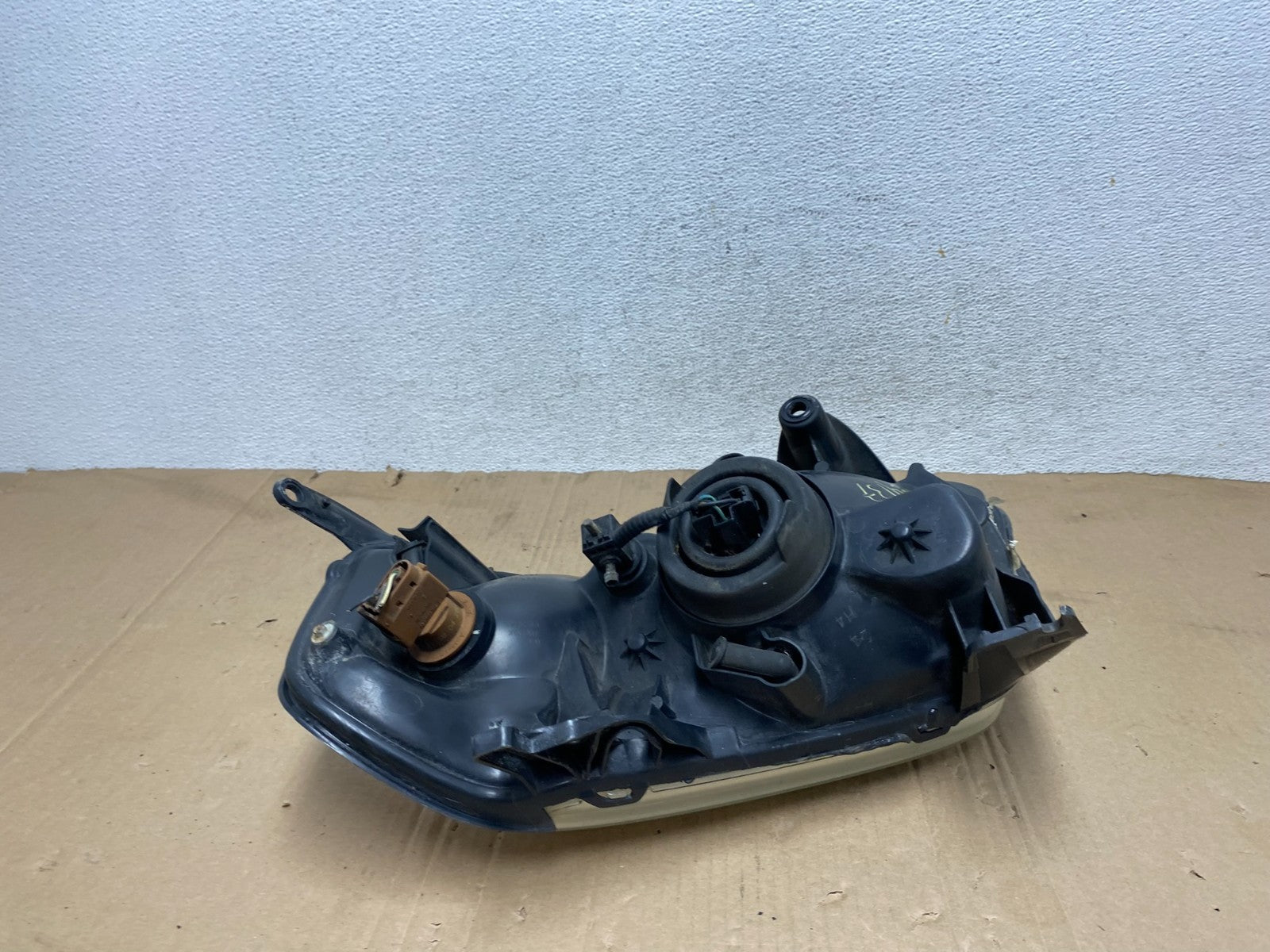 2005 - 2006 Mazda Tribute Right Passenger Rh Headlight AE9137 DW5