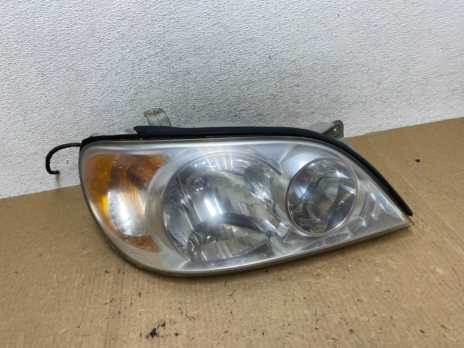 2002 to 2005 Kia Sedona Right Passenger RH Side Headlight AF9827 DW0