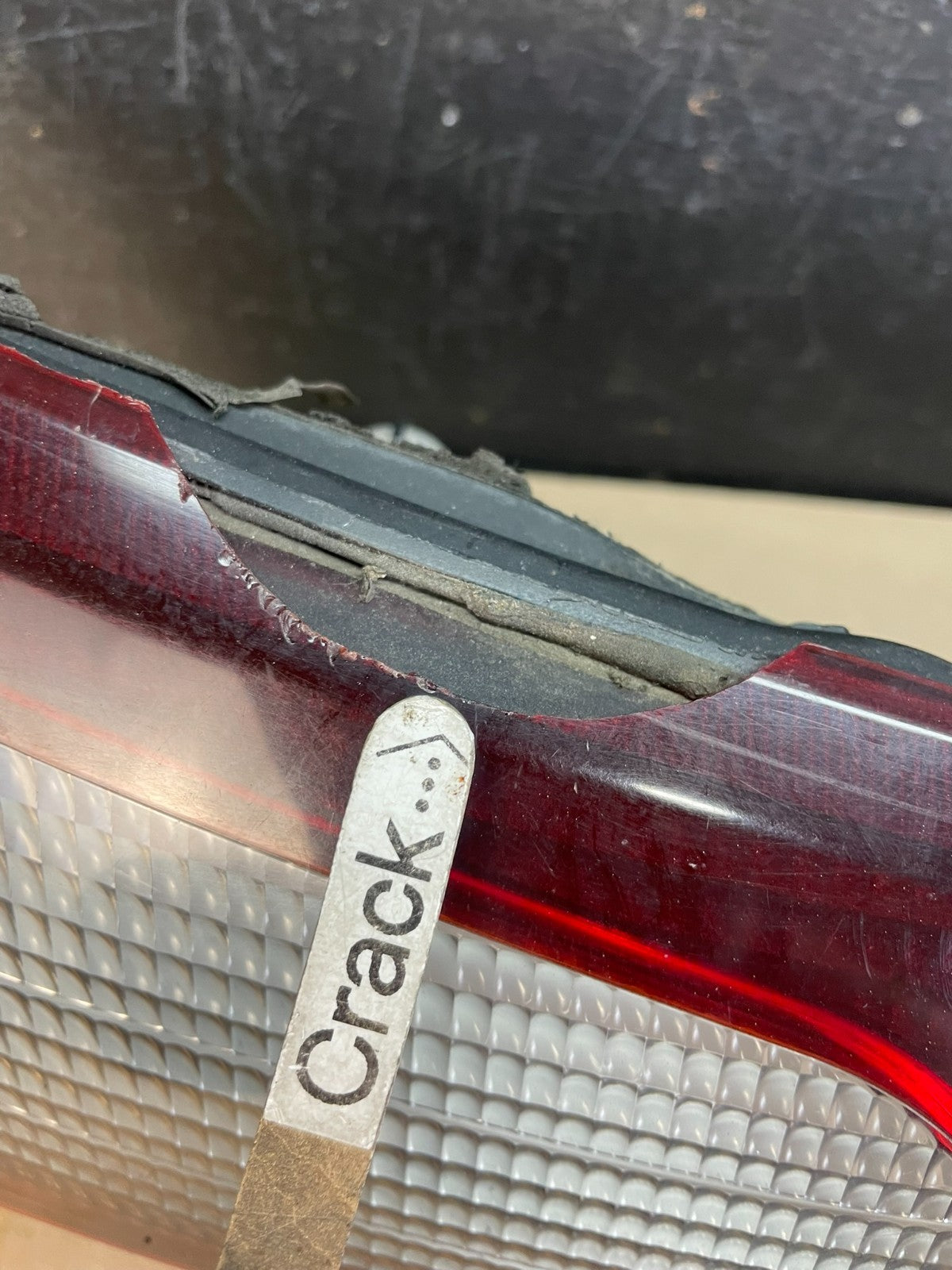 2002 - 2004 Subaru Outback Trunk Hatch Lid Tail Light Panel Center AE3438 DG5