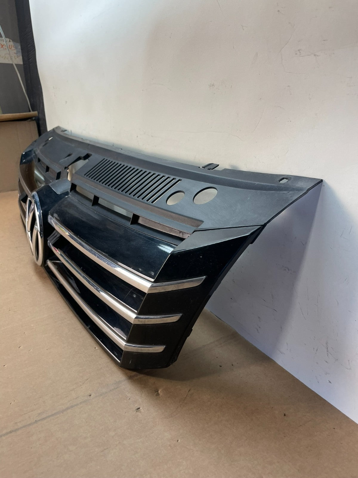 2016 to 2018 Volkswagen Passat Front Upper Grill Grille AJ1282 DG1