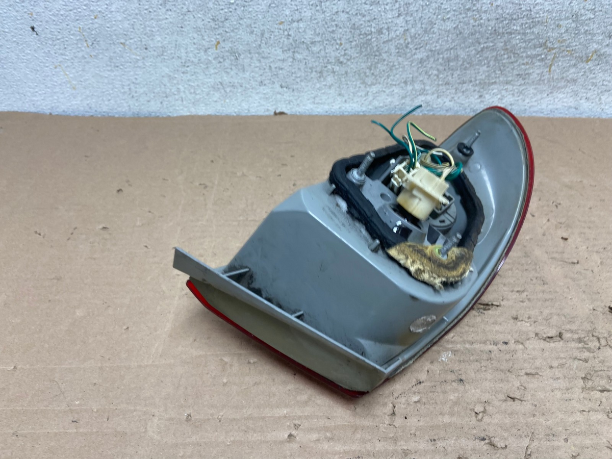1998 1999 2000 Toyota Corolla Right Passenger Side Tail light AI1103 LK4