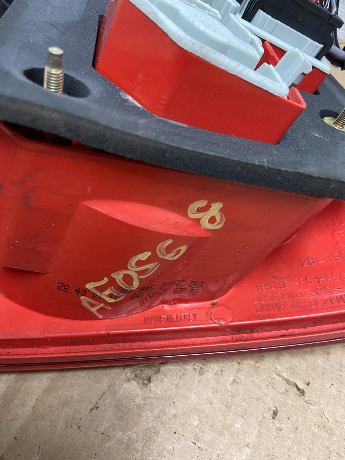 2001 to 2005 Volkswagen Left Driver LH Side Tail Light AG05687