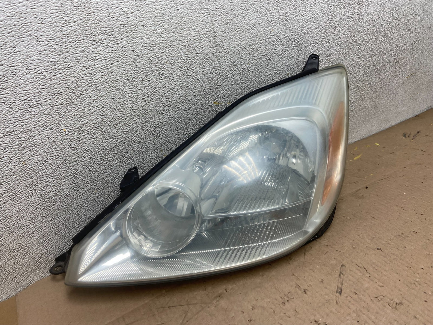 2004-2005 Toyota Sienna Left Driver LH Side Halogen Headlight AA0610 DW2