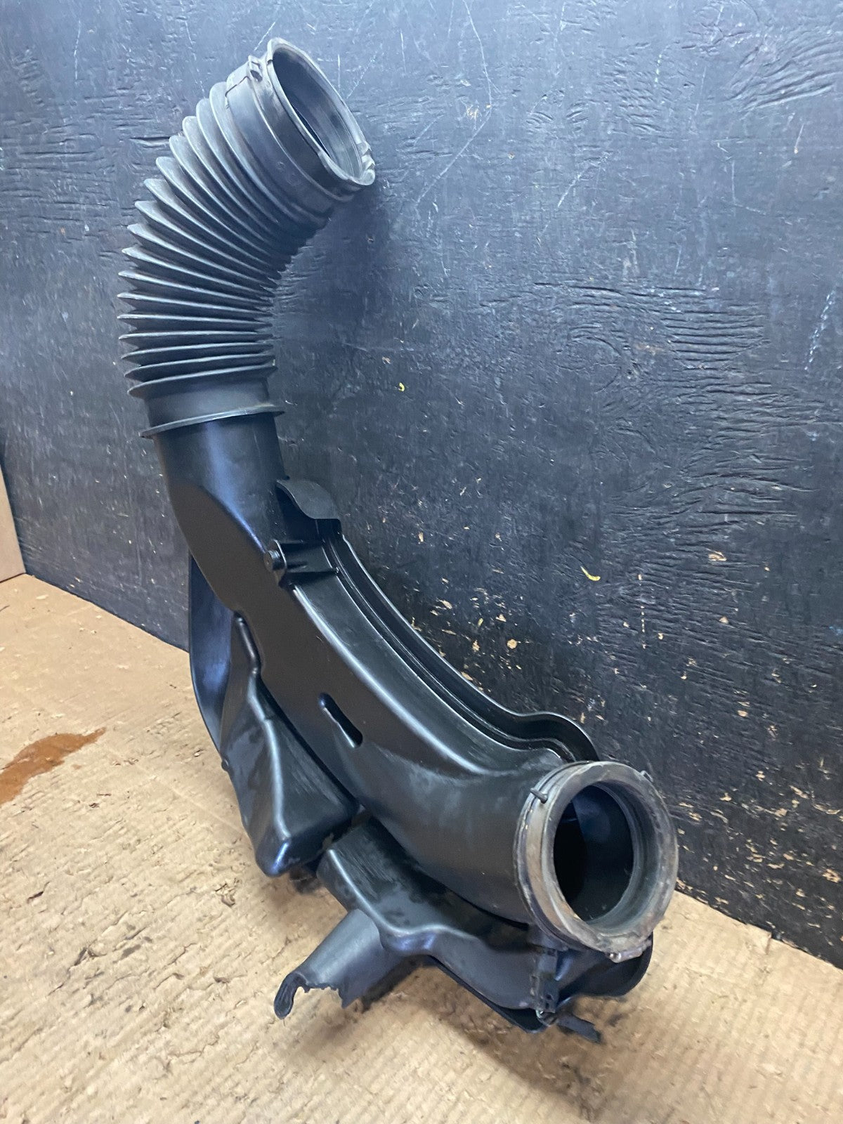 2011 to 2018 Chrysler 300 3.6L Air Intake Duct Tube Cleaner OEM Y6342 DG6