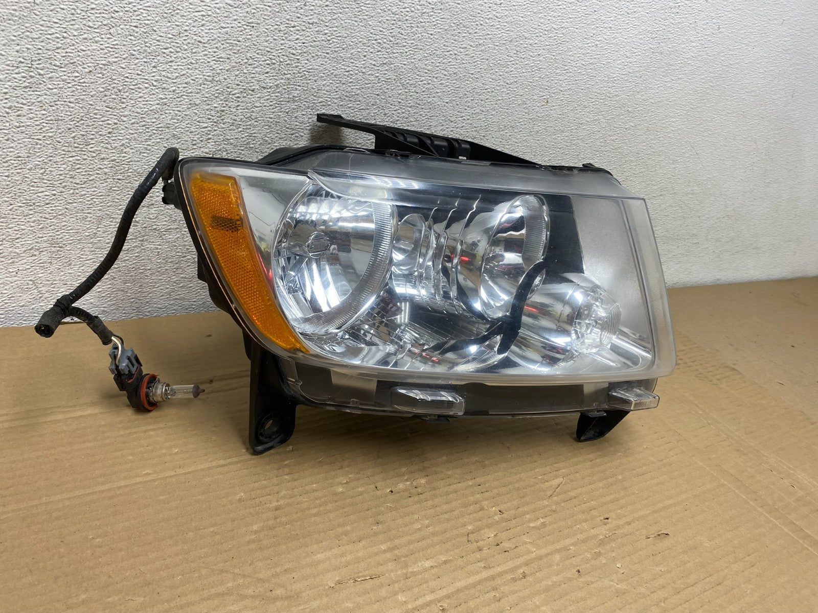 2011-2013 Jeep Grand Cherokee Right Passenger Halogen Headlight AG8918 DW1