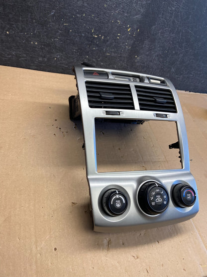 2009 to 2010 Kia Sportage Center Radio Climate Control Clock Trim AI3199 DG3