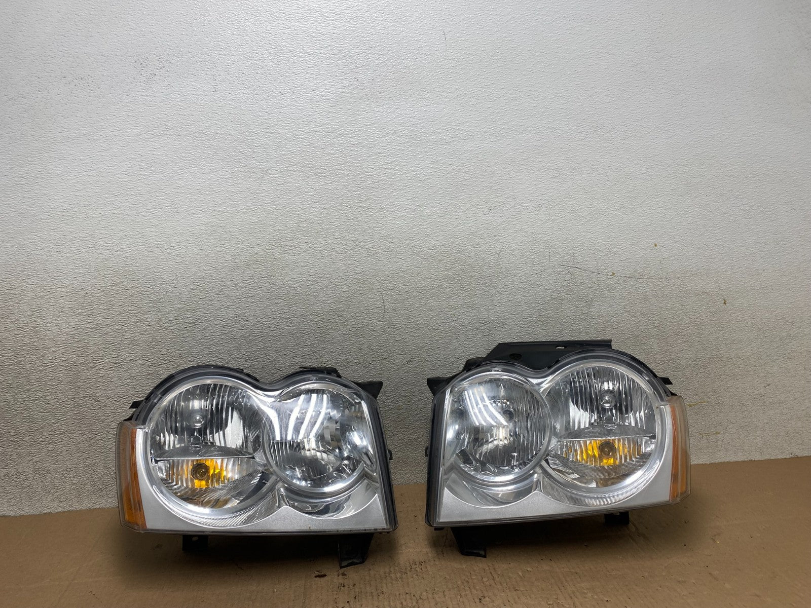 2005-2007 Jeep Grand Cherokee Left+Right Halogen Headlights W0867 DW0