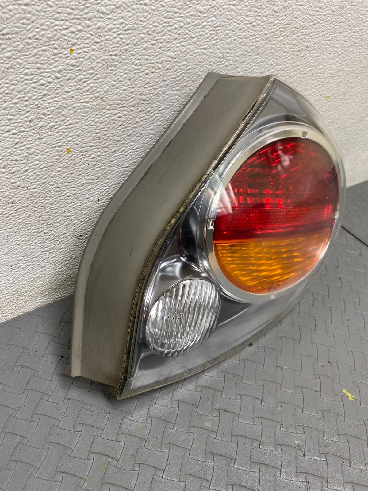 2002 2003 Nissan Maxima Right Passenger RH Side Tail Light A4266 DG12