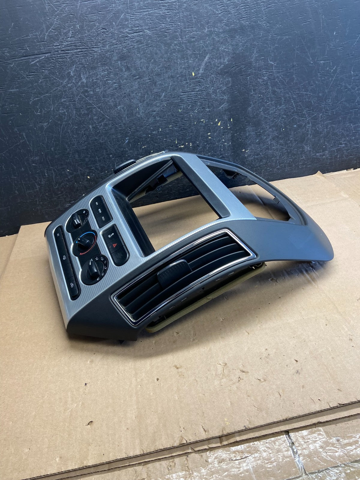 2007 - 2010 Ford Edge Heater Climate Control Radio Control Dash Bezel ai3234 DG2