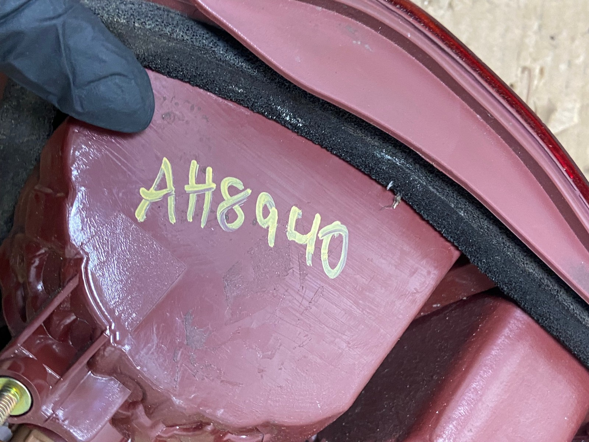 2004 2005 Toyota RAV4 Right RH Passenger Side Tail Light AH8940 LK7