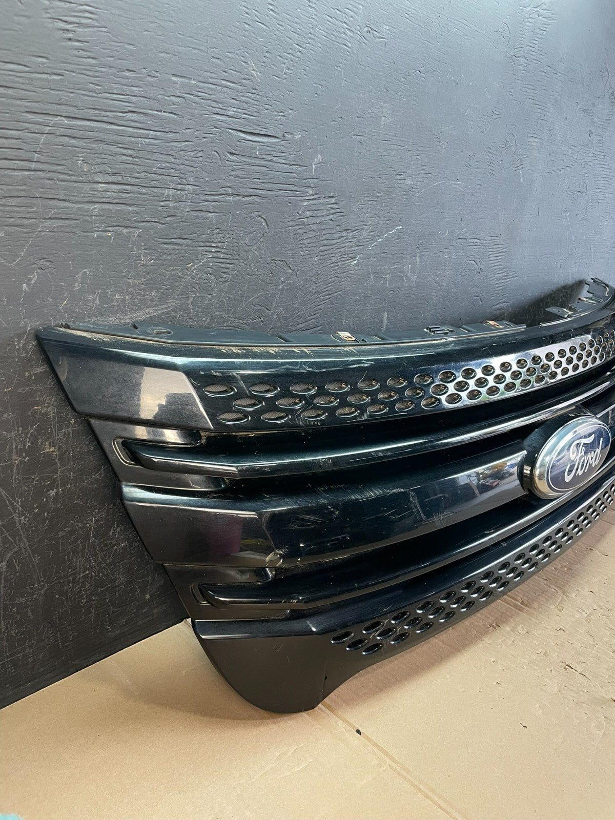 2011 to 2015 Ford Explorer Upper Front Grill Grille ad5988 DG2
