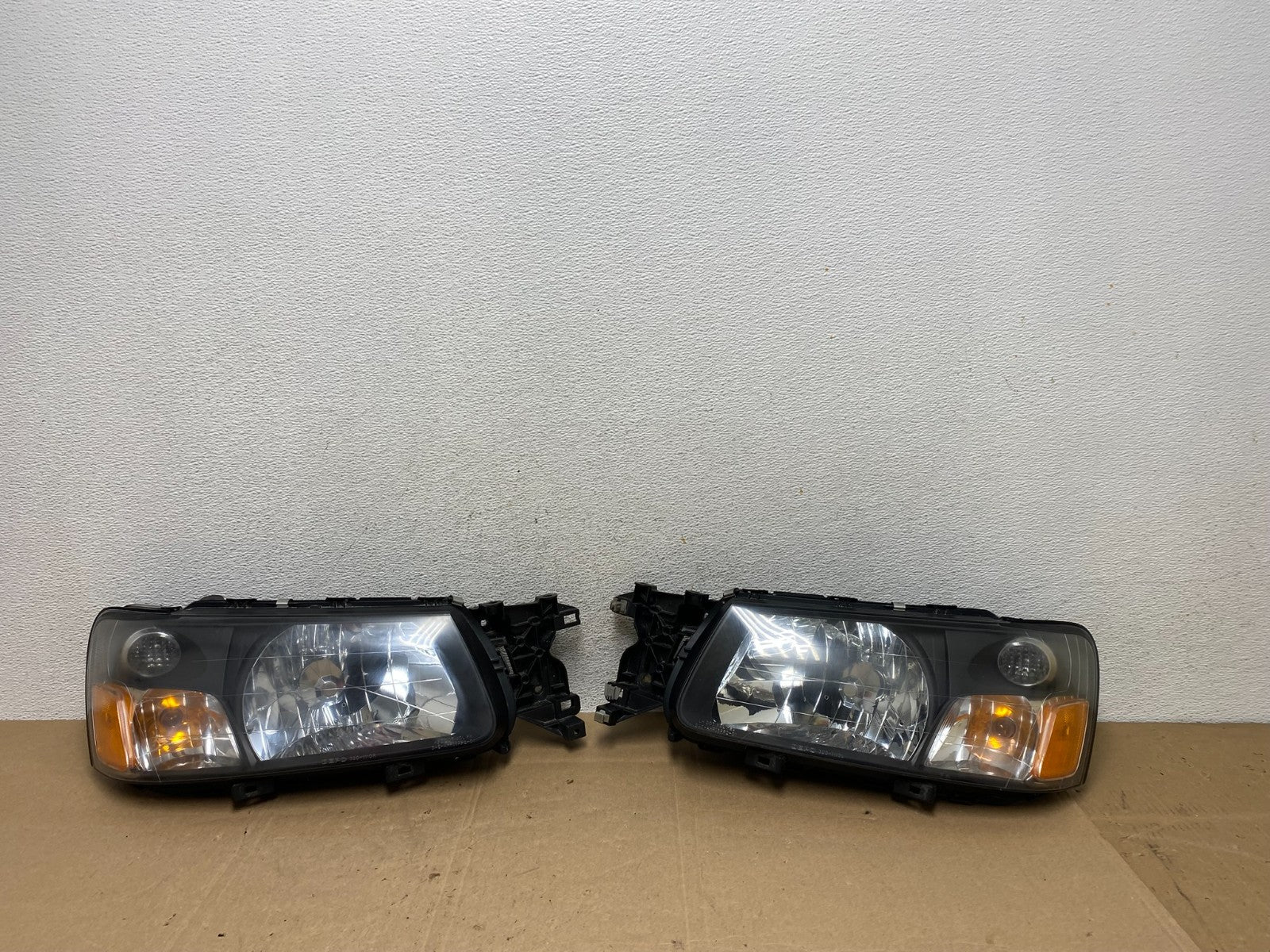 2003 2004 Subaru Forester Left+Right Headlights Halogen DEPO AE5075 DW0