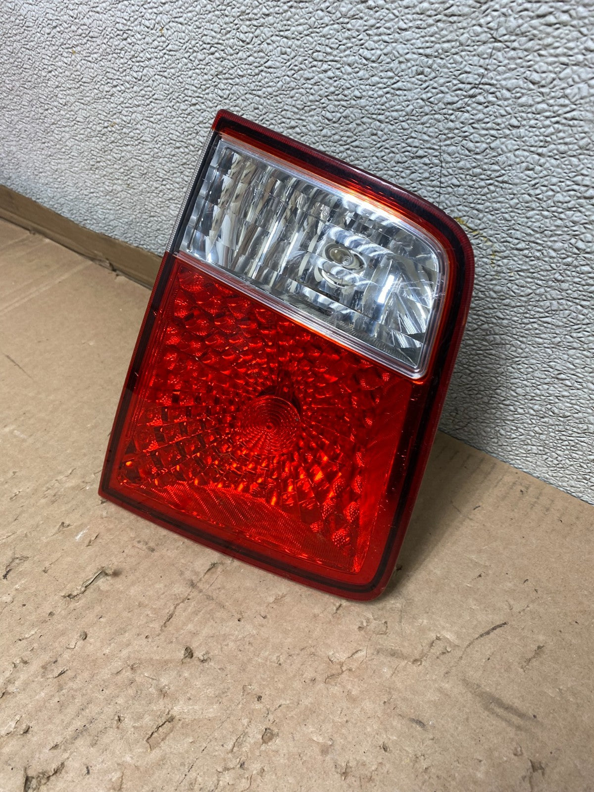 2009 2010 2011 Kia Borrego Right Passenger Side Inner Tail Light U8721 DW1