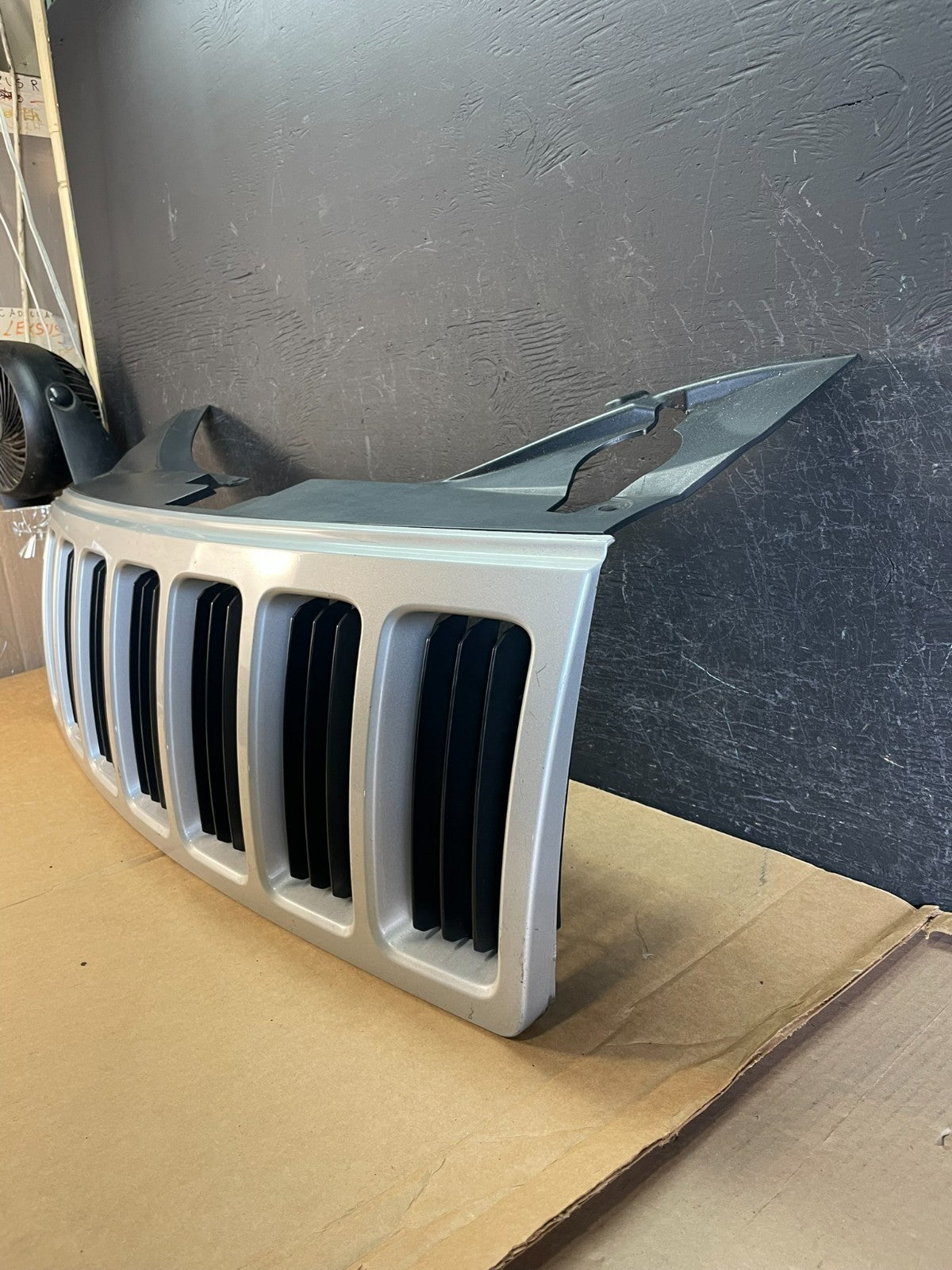 2008 2009 2010 Jeep Grand Cherokee Front Upper Grill Grille AE0792 DG1