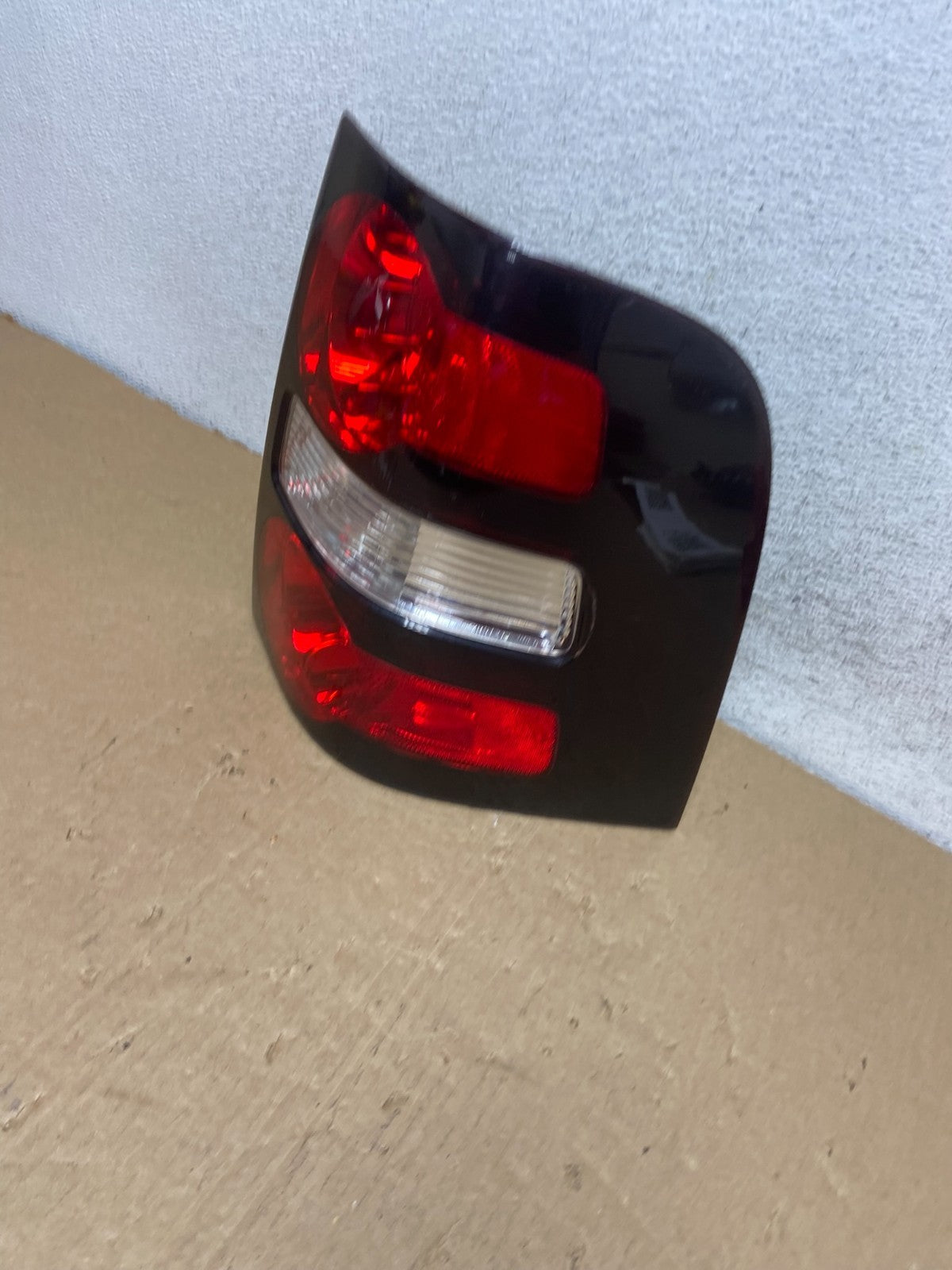 2006 to 2010 Ford Explorer Right Passenger Side Tail light AF7334 DW1