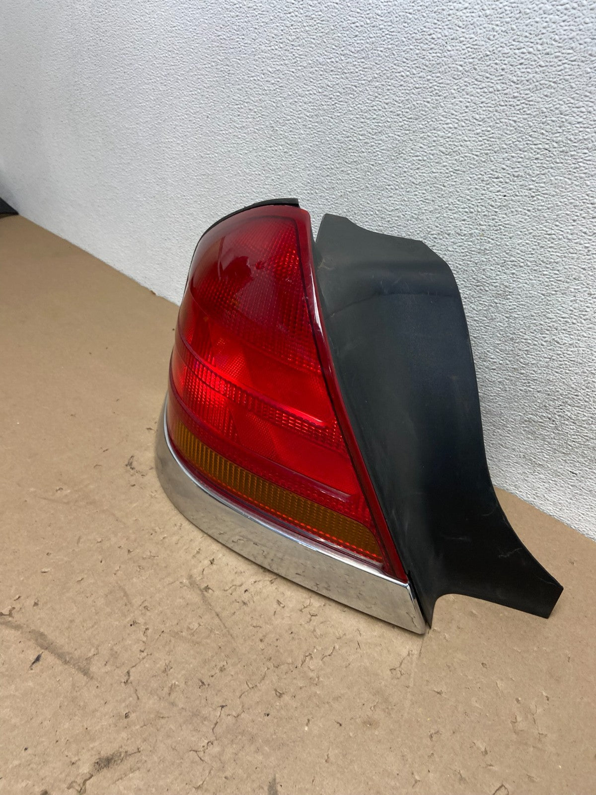 1998-2003 Ford Crown Victoria Left Driver Lh Side Tail Light AG43461