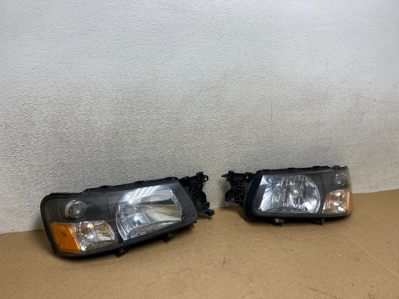 2003 2004 Subaru Forester Left+Right Headlights Halogen W8478 DW2