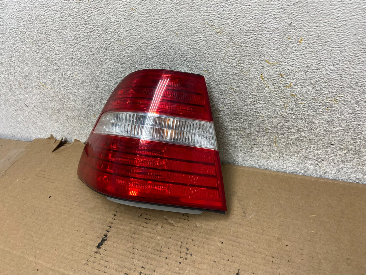 2004 to 2006 Lexus LS430 Left Driver Side Tail Light AH4112 DW2