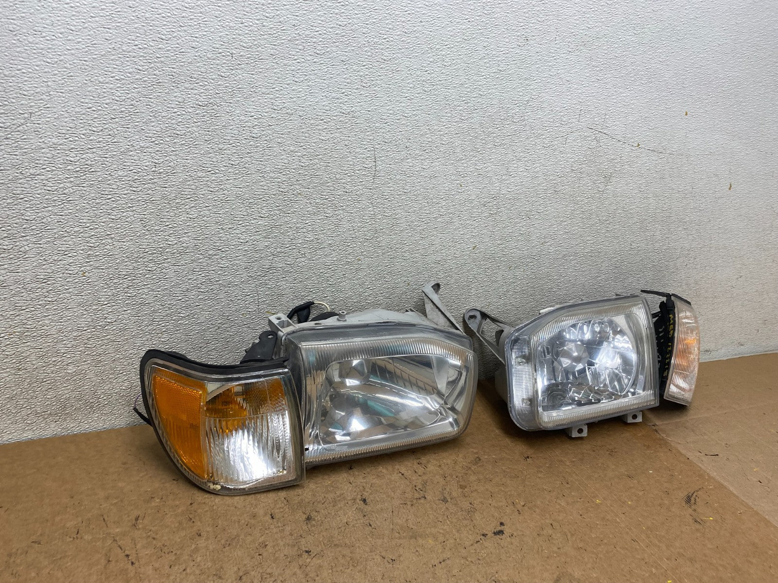 1999-2004 Nissan Pathfinder Left+Right Side Set Halogen Headlights Oem S9330 DW2