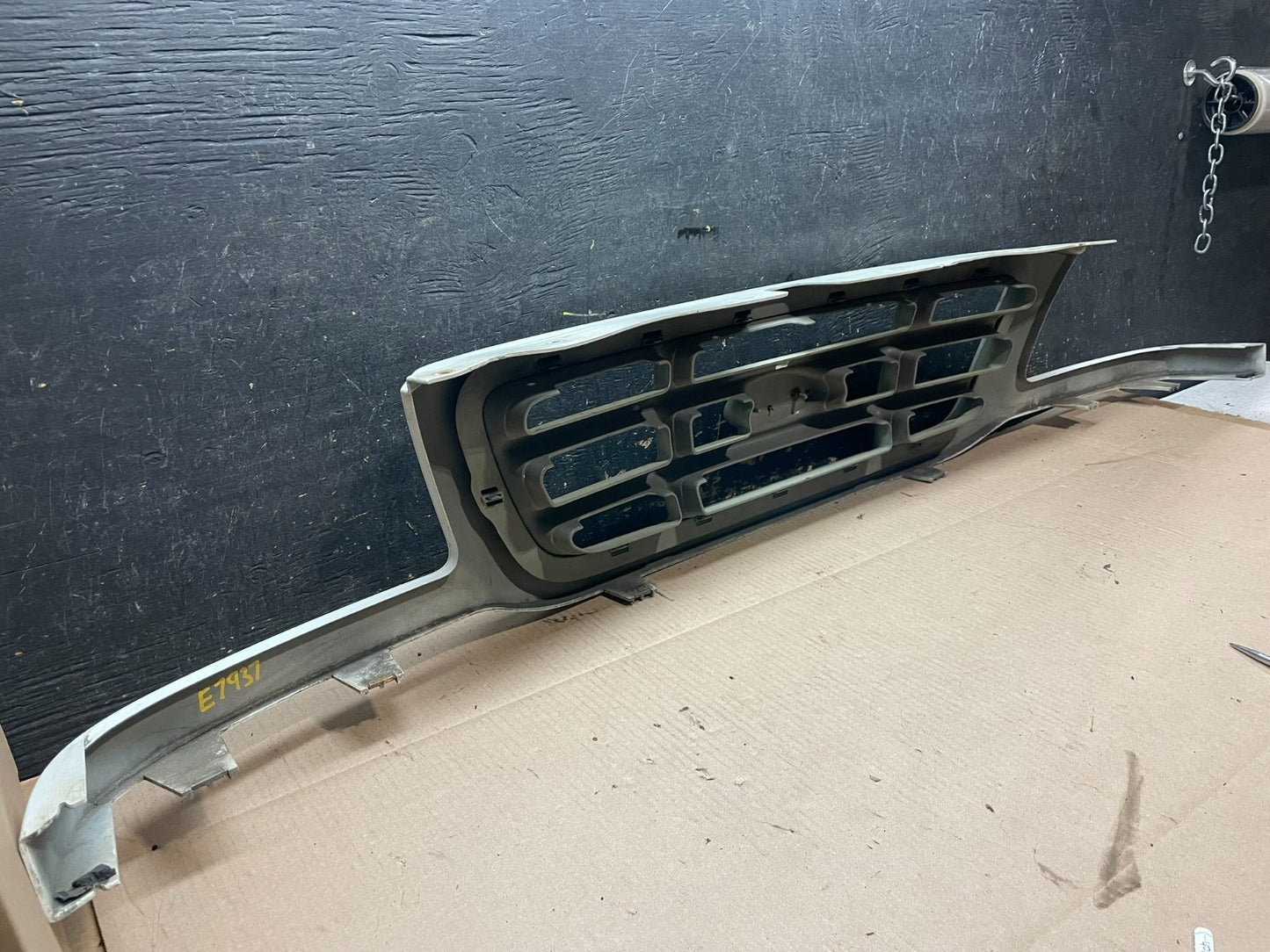 2001 to 2008 Mazda B2300 B4000 Front Upper Grill Grille OEM Z8412 DG9